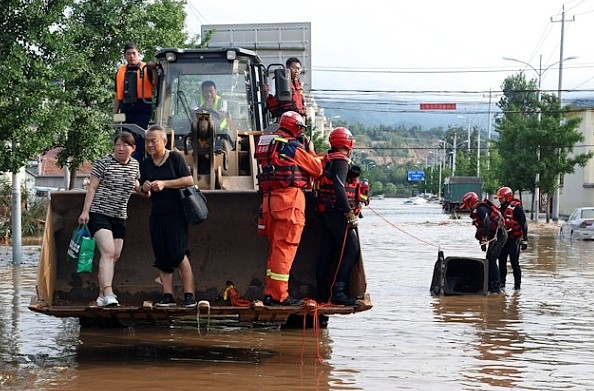 北京暴雨已致30人死亡!直升机飞至平房上空来回转移老人小孩,官方严阵以待,市民非必要不外出(视频/组图) - 6