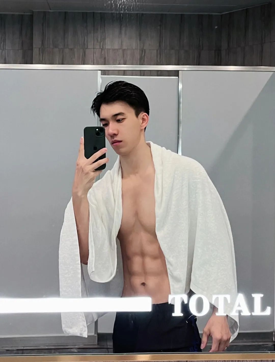 【帅哥】山东189肌肉猛男,如今拍照姿势太大胆,网友辣评:是不是弯了...(组图) - 9