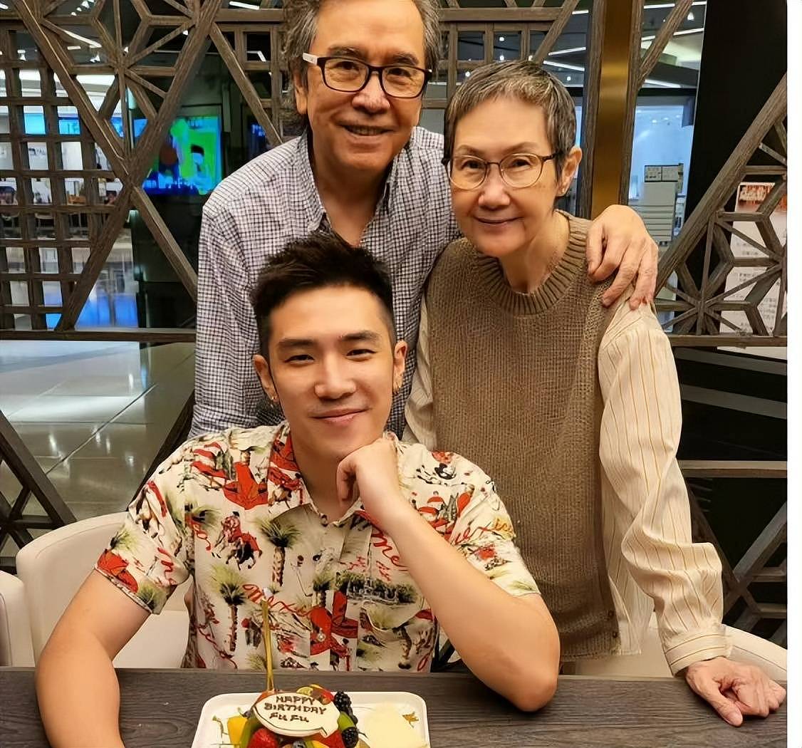 TVB老戏骨被女艺人隔空喊“老爷”秒变脸,儿子被对方主动献吻(组图) - 5
