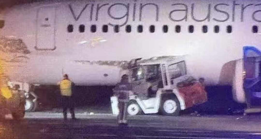 飞机坠毁爆炸、砸毁汽车、浓烟冲天!波音737被撞裂,173人浓烟中逃生画面曝光(组图) - 6
