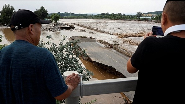 北京暴雨已致30人死亡!直升机飞至平房上空来回转移老人小孩,官方严阵以待,市民非必要不外出(视频/组图) - 9