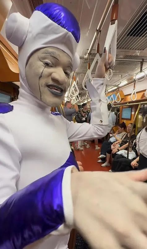 巴西网红在日本街头cos白蛇火了!但他整的抽象活,远不止这些...(组图) - 32