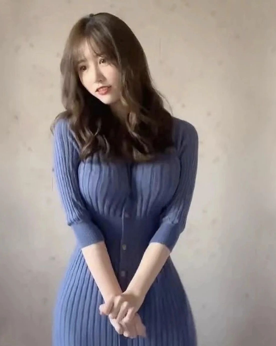 【美女】蓝衣战神未P图照曝光，网友直呼：这身材绝了（组图） - 1