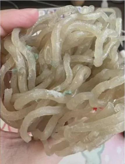 汪小菲麻六记酸辣粉被曝发霉，被中国Costco紧急下架（组图） - 1