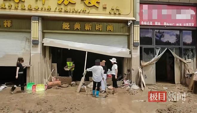 “上千万金饰被洪水冲走”店主否认虚报损失：有清淤人员捡到首饰主动归还婉拒酬金，盼尽快找到保险柜（组图） - 1