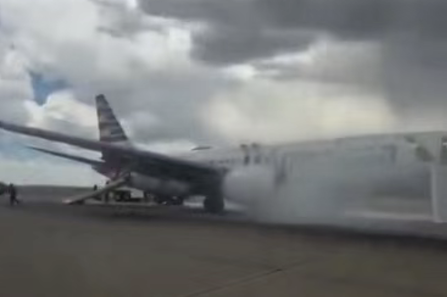 飞机坠毁爆炸、砸毁汽车、浓烟冲天!波音737被撞裂,173人浓烟中逃生画面曝光(组图) - 9