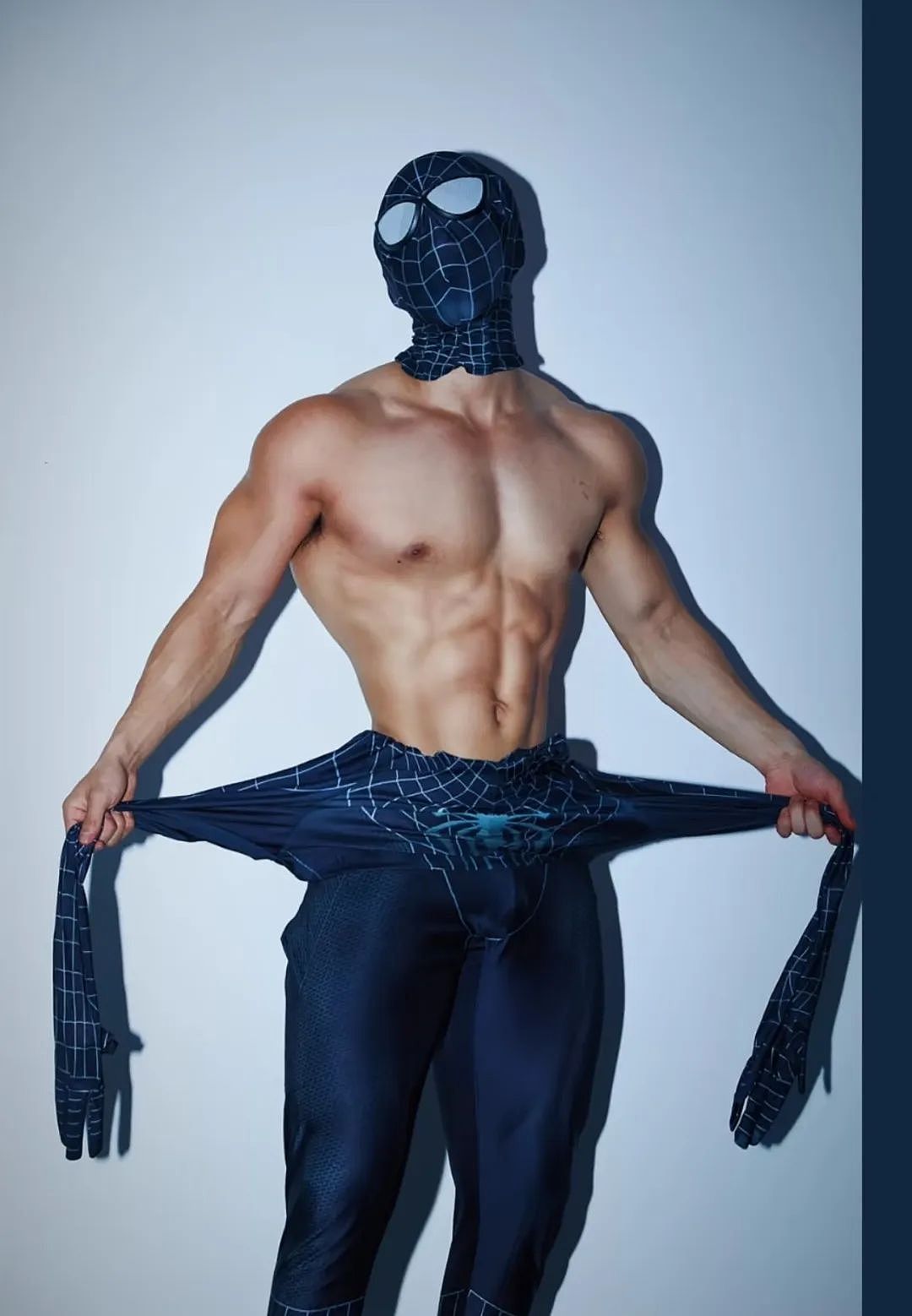 【帅哥】山东189肌肉猛男,如今拍照姿势太大胆,网友辣评:是不是弯了...(组图) - 3