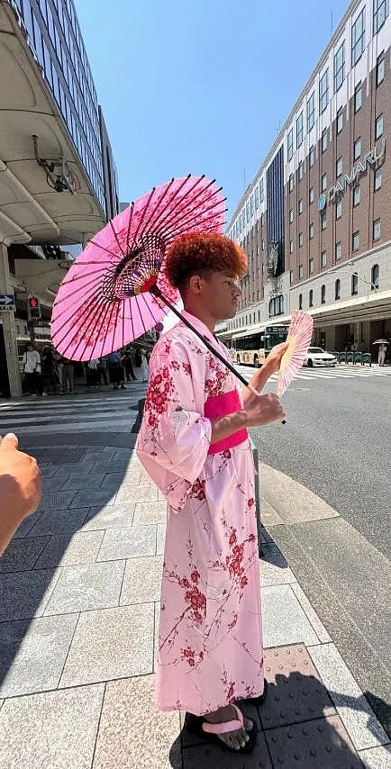 巴西网红在日本街头cos白蛇火了!但他整的抽象活,远不止这些...(组图) - 28