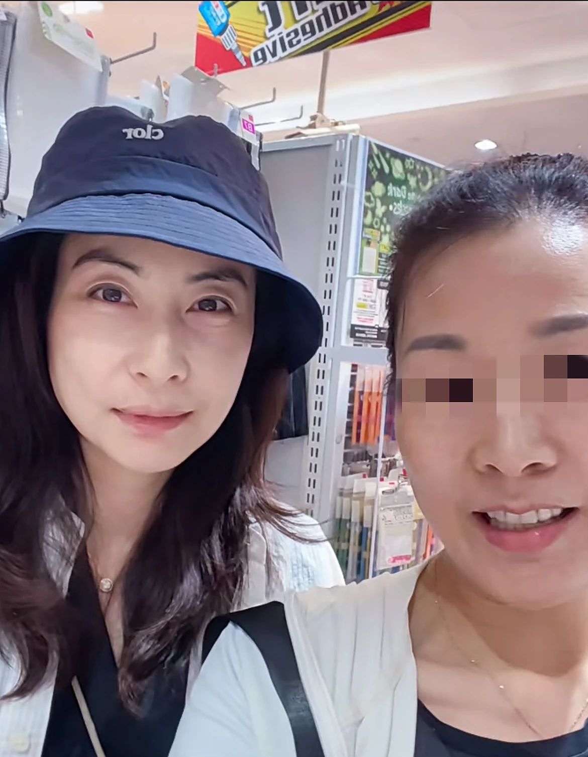 郭晶晶现身新加坡，素颜逛平价店没架子，网友直呼太接地气！（组图） - 1