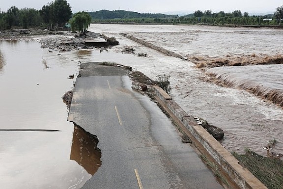 北京暴雨已致30人死亡!直升机飞至平房上空来回转移老人小孩,官方严阵以待,市民非必要不外出(视频/组图) - 8