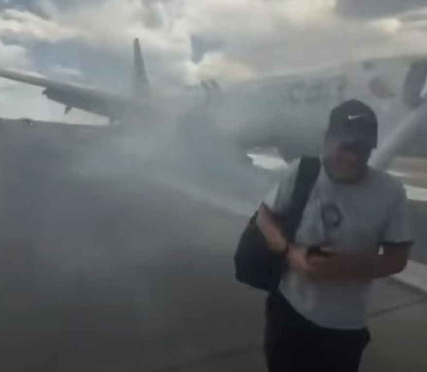 飞机坠毁爆炸、砸毁汽车、浓烟冲天!波音737被撞裂,173人浓烟中逃生画面曝光(组图) - 11