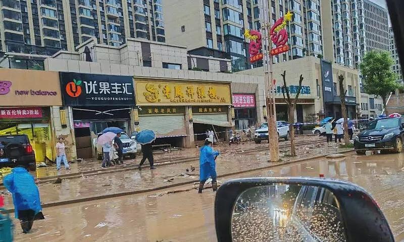 中国银楼数千万首饰被洪水冲走,有人带探测仪寻宝(组图) - 1