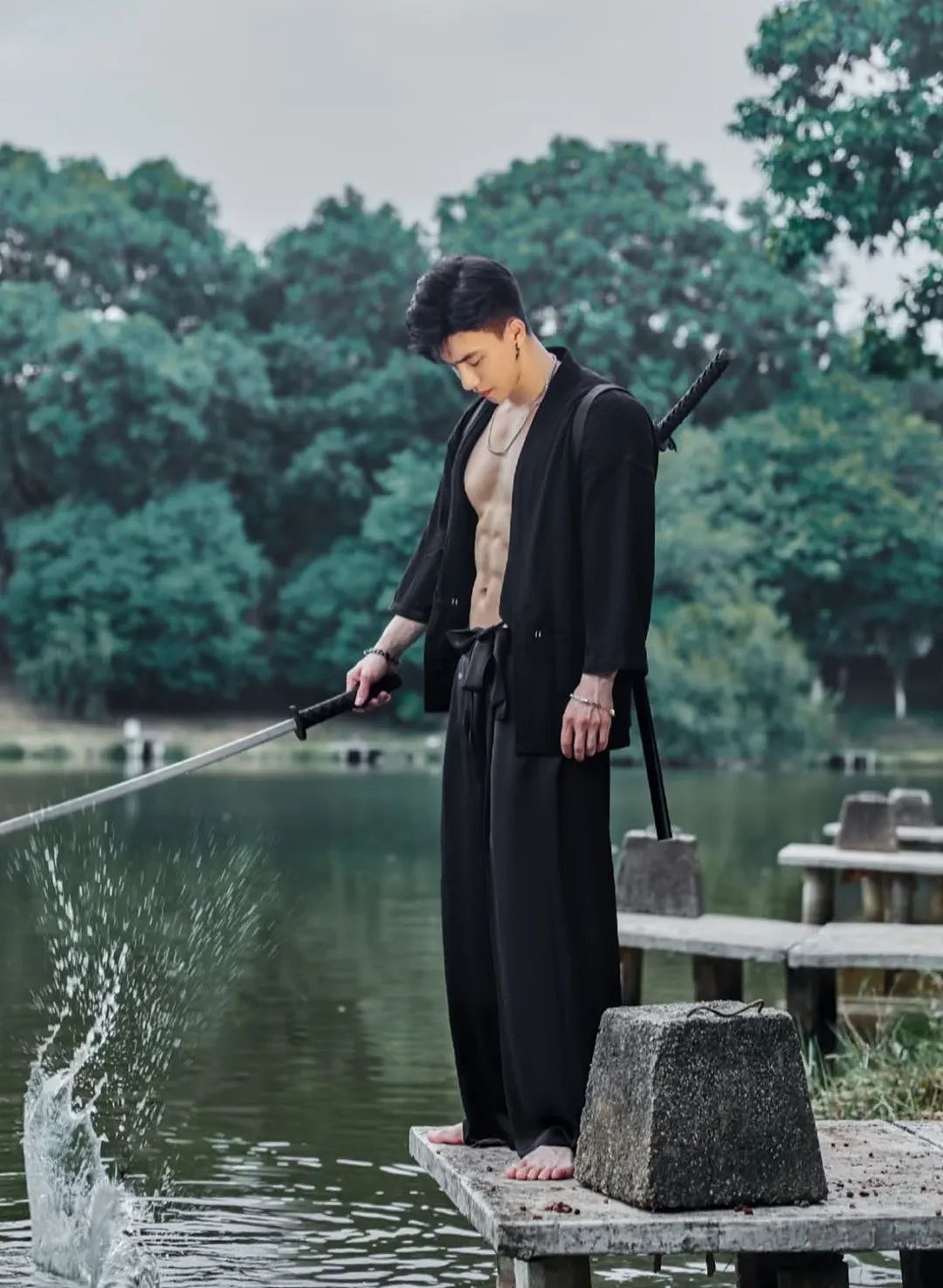 【帅哥】山东189肌肉猛男,如今拍照姿势太大胆,网友辣评:是不是弯了...(组图) - 12