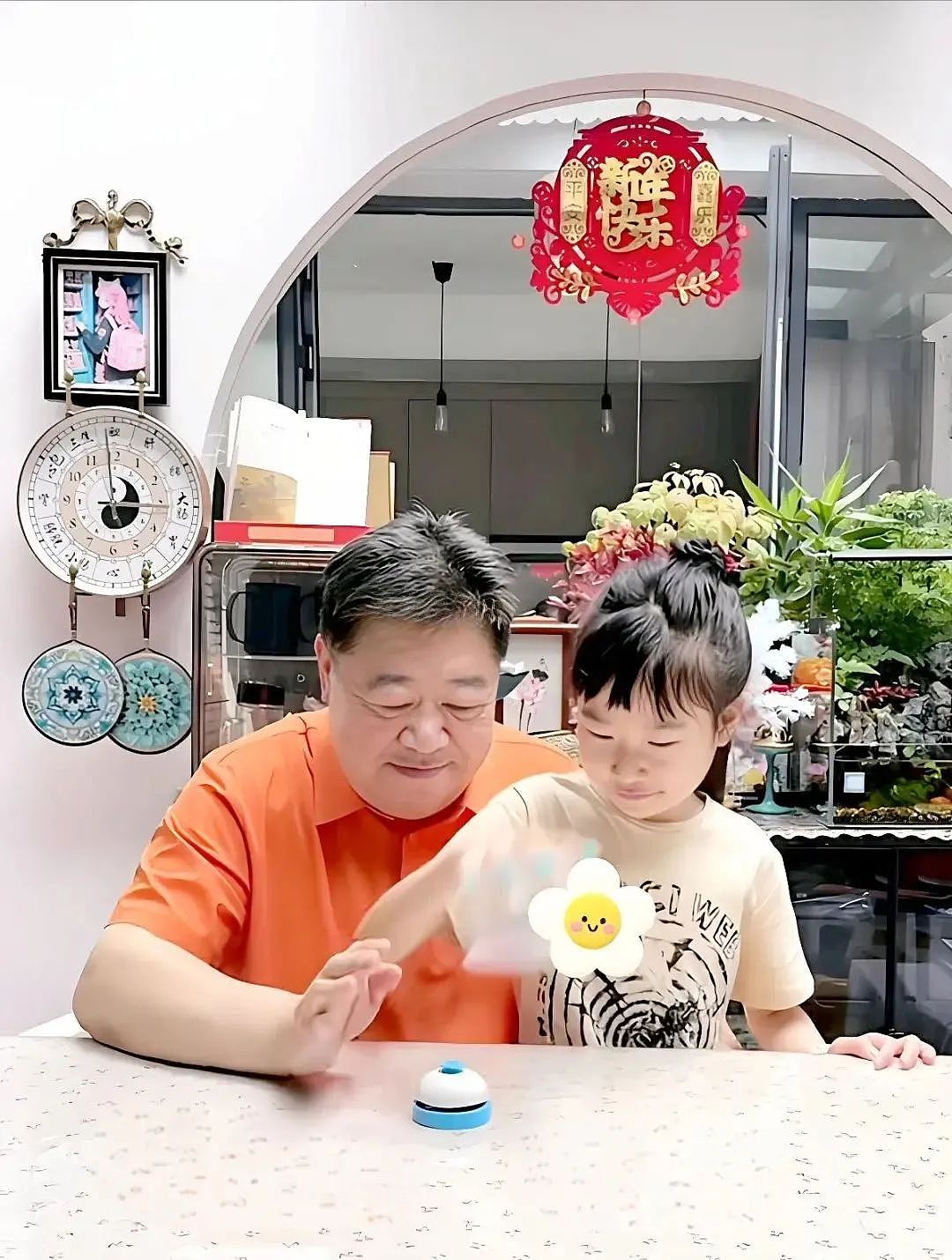 【情感】61岁老戏骨回应“女儿才9岁”:为照顾父母和岳母丁克30年,曾当选“中国演艺界十大孝子”(组图) - 9