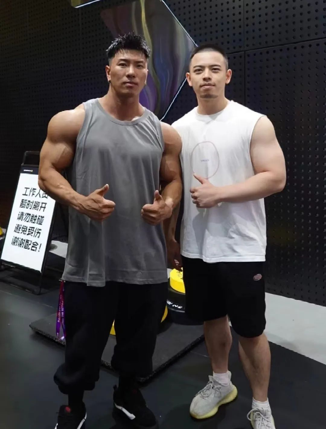 【帅哥】寸头肌肉胡子…上海筋肉天菜私照疯传,这是免费能看的么?(组图) - 25