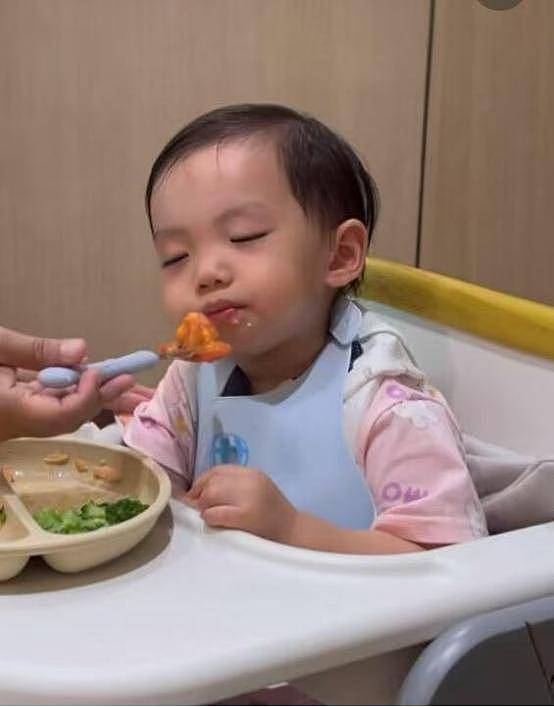 TVB男星因妻子喂食儿子引争议,霸气护妻怒怼网民(组图) - 3