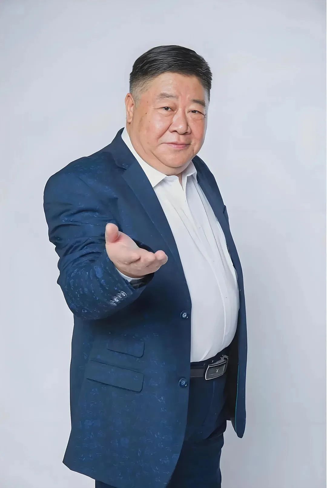 【情感】61岁老戏骨回应“女儿才9岁”:为照顾父母和岳母丁克30年,曾当选“中国演艺界十大孝子”(组图) - 1