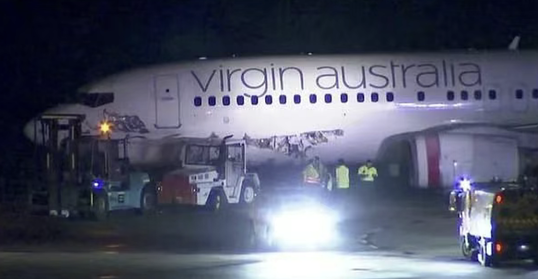 飞机坠毁爆炸、砸毁汽车、浓烟冲天!波音737被撞裂,173人浓烟中逃生画面曝光(组图) - 7