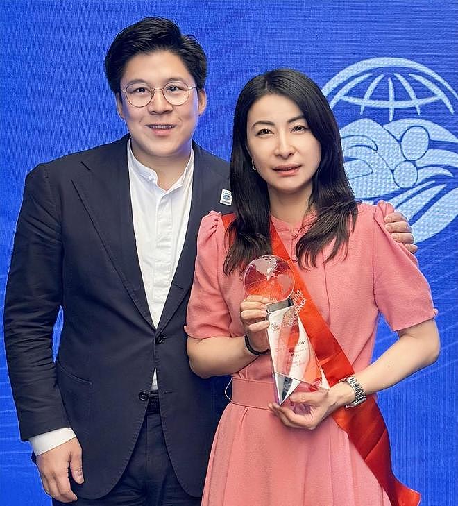 郭晶晶入选国际“游泳”名人堂,与霍家合影居C位(组图) - 4