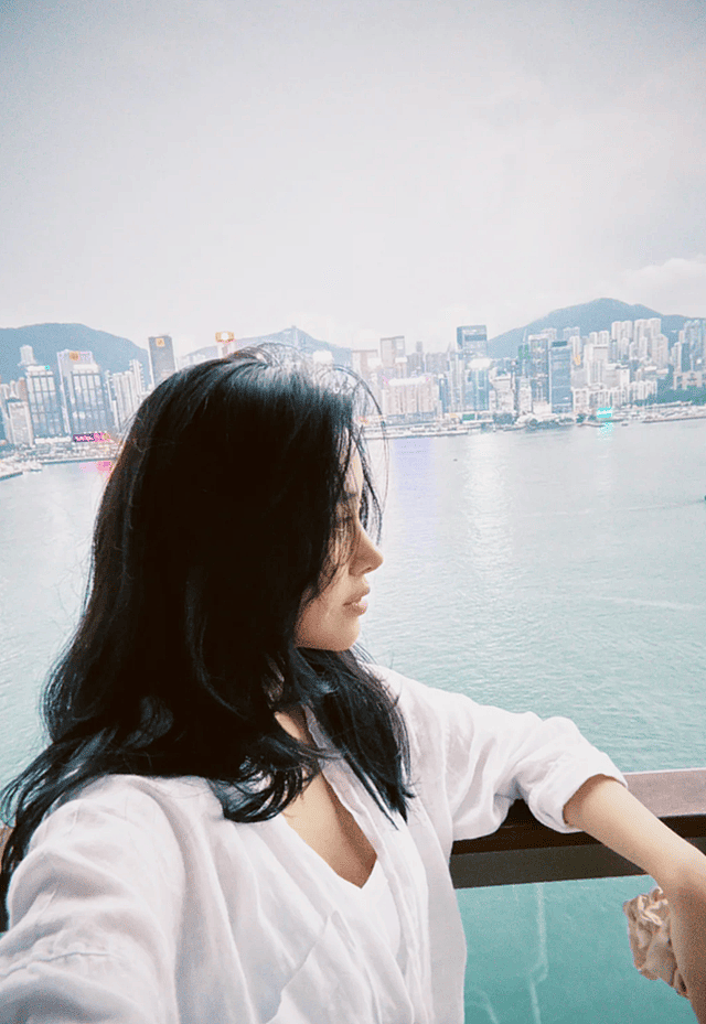 杨采钰晒照,大肚子不见了,脸部略有疲惫和浮肿,一看就是刚生完(组图) - 9