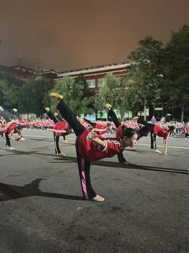 被身家亿万亲爹吸血多年，现37岁无人问津的释小龙，到底做错了啥（组图） - 13