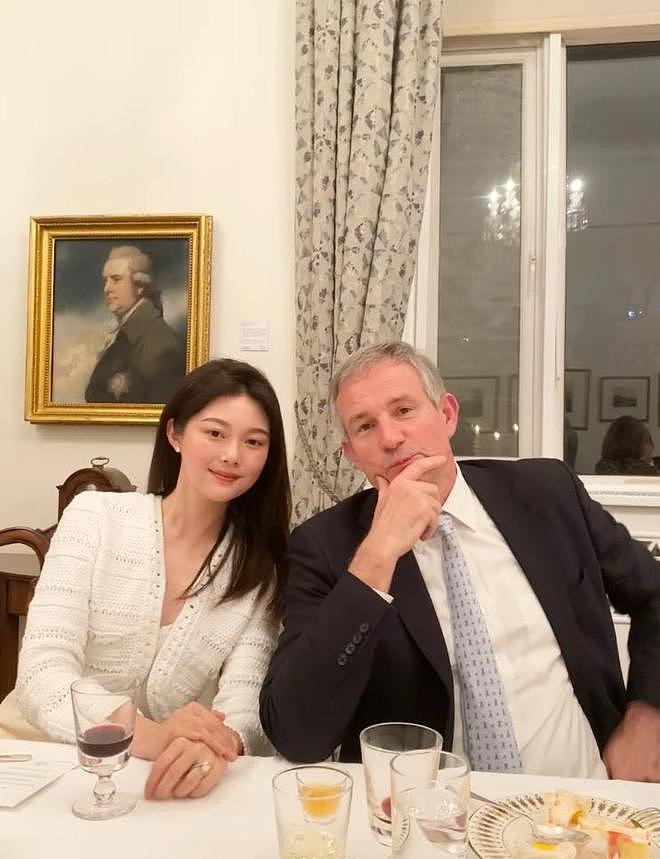 李湘携女参加英国贵族晚宴，托举式育儿惹争议，合照不等于人脉（组图） - 13