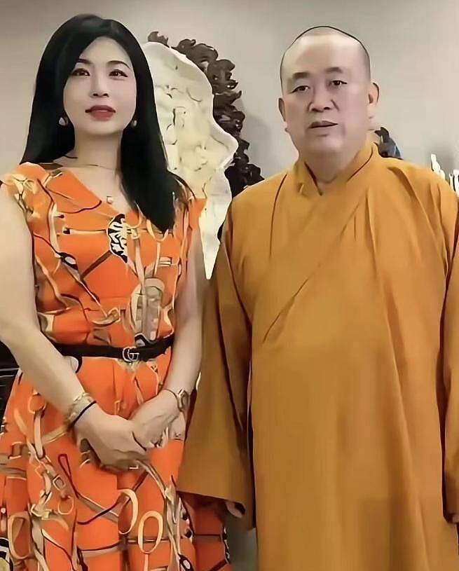 与释永信合影的95后美女画家，身材火辣长腿抢镜，画作曾拍出500万高价（组图） - 1