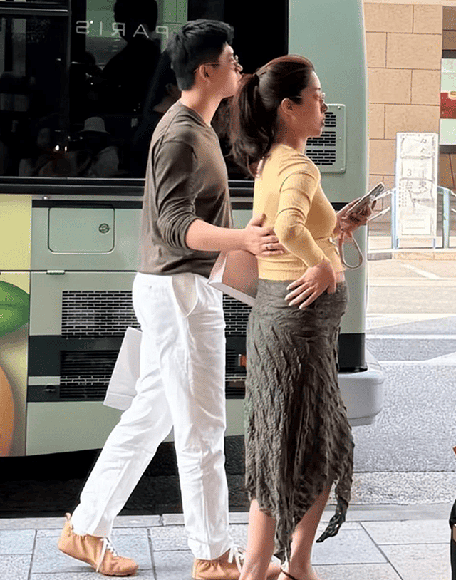 杨采钰晒照,大肚子不见了,脸部略有疲惫和浮肿,一看就是刚生完(组图) - 10
