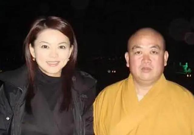 真没想到,释永信刚塌房,最先被牵连的竟是李湘的“黑丝短裙照”(组图) - 11