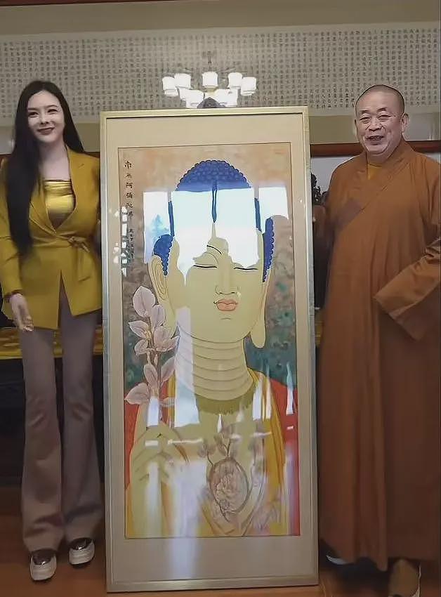 释永信与95后美女合影，对方身份不一般，身材火辣，大长腿抢镜（组图） - 5