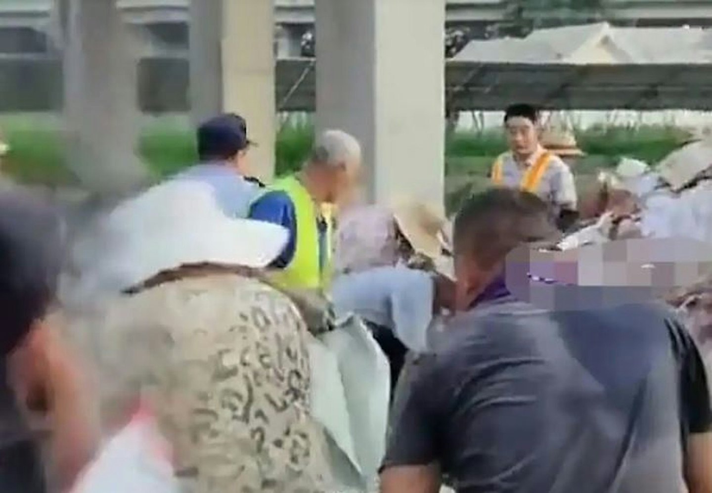 山东货车翻车！10多吨猪蹄鸡腿被村民哄抢，损失高达40万（组图） - 4