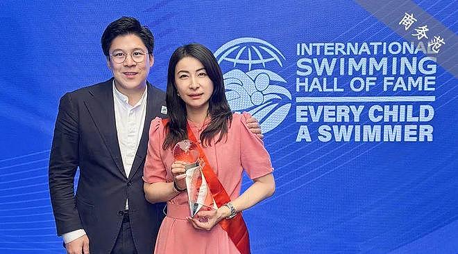 郭晶晶领奖站C位,老公和公公“护法”!豪门儿媳为啥她地位高?(组图) - 1