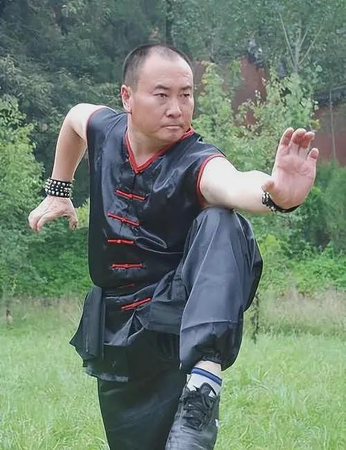 被身家亿万亲爹吸血多年，现37岁无人问津的释小龙，到底做错了啥（组图） - 4