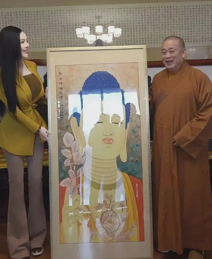 与释永信合影的95后美女画家，身材火辣长腿抢镜，画作曾拍出500万高价（组图） - 7