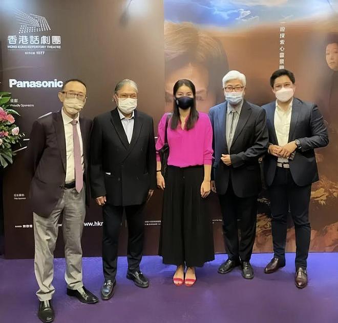 郭晶晶领奖站C位,老公和公公“护法”!豪门儿媳为啥她地位高?(组图) - 22