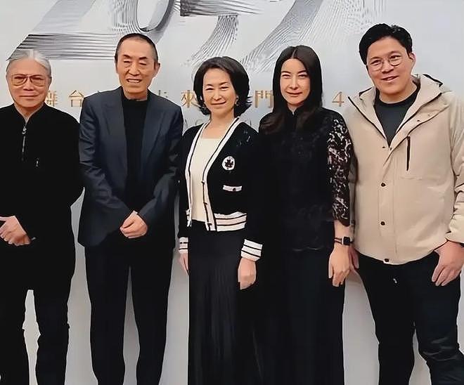 郭晶晶领奖站C位,老公和公公“护法”!豪门儿媳为啥她地位高?(组图) - 50
