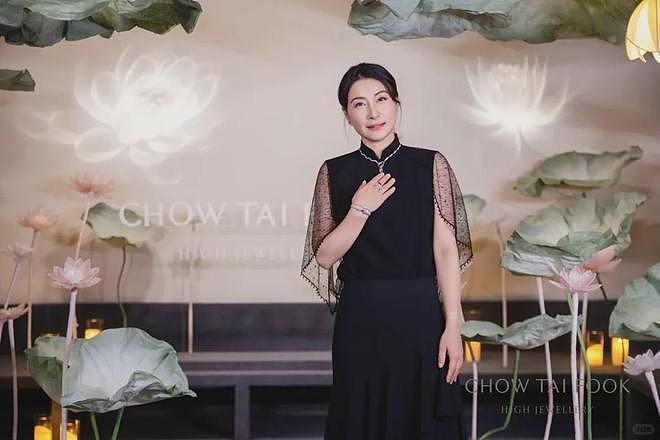 郭晶晶领奖站C位,老公和公公“护法”!豪门儿媳为啥她地位高?(组图) - 45