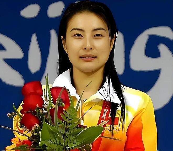 郭晶晶入选国际“游泳”名人堂,与霍家合影居C位(组图) - 9
