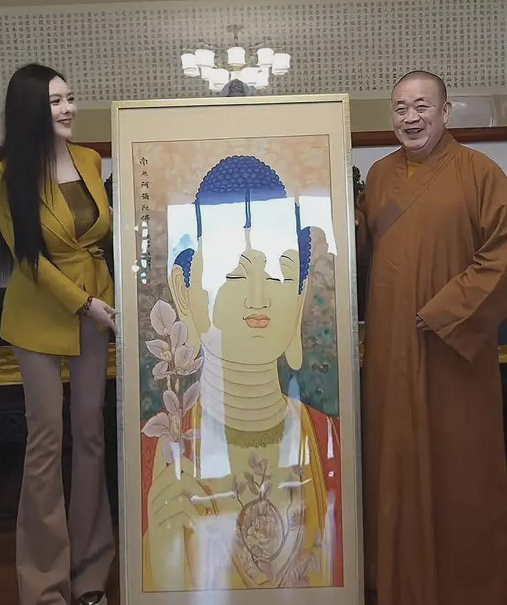 与释永信合影的95后美女画家，身材火辣长腿抢镜，画作曾拍出500万高价（组图） - 6