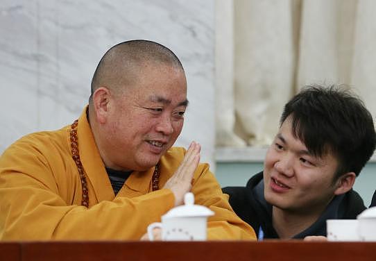真没想到,释永信刚塌房,最先被牵连的竟是李湘的“黑丝短裙照”(组图) - 19
