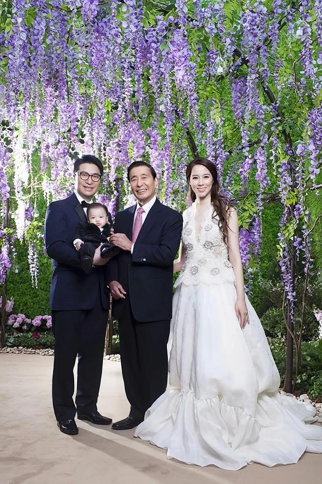 郭晶晶领奖站C位,老公和公公“护法”!豪门儿媳为啥她地位高?(组图) - 15
