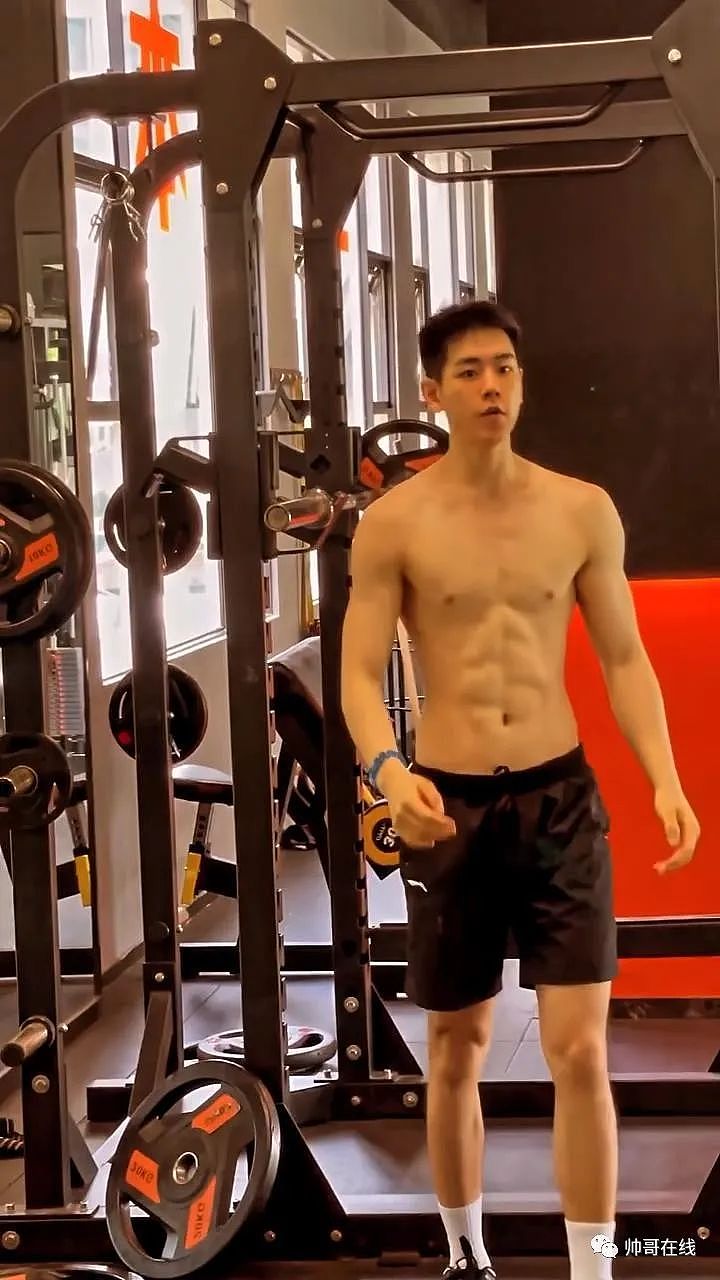 【帅哥】吴磊新剧中寸头体育生发健身视频,185CM篮球腹肌小奶狼,这身材也太顶了(组图) - 30