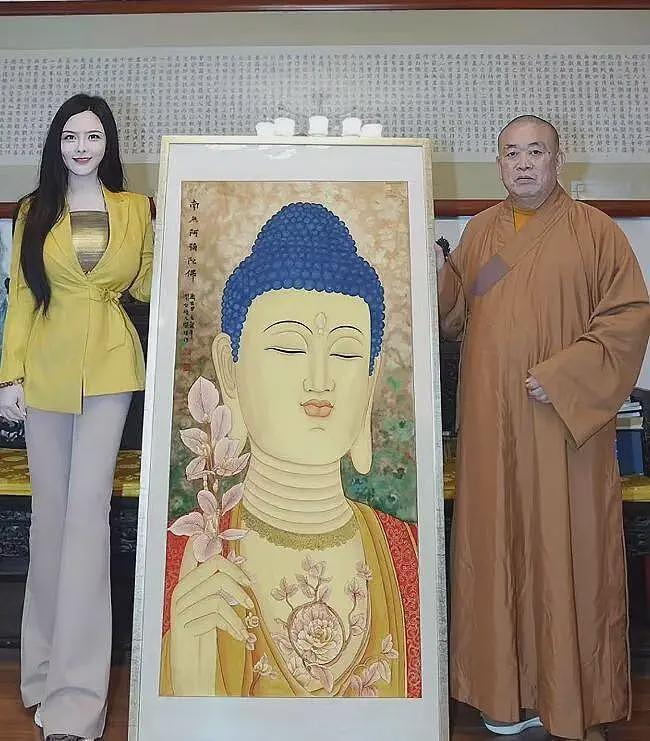 与释永信合影的95后美女画家，身材火辣长腿抢镜，画作曾拍出500万高价（组图） - 9