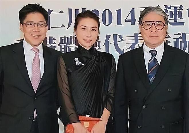 郭晶晶领奖站C位,老公和公公“护法”!豪门儿媳为啥她地位高?(组图) - 20