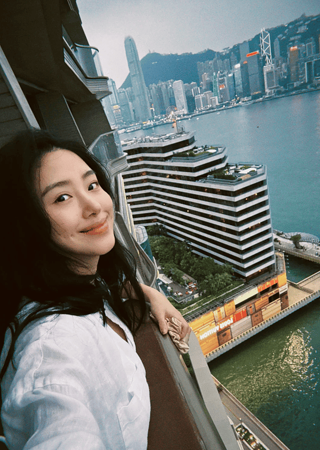 杨采钰晒照,大肚子不见了,脸部略有疲惫和浮肿,一看就是刚生完(组图) - 6
