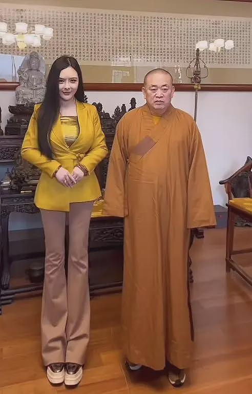 释永信与95后美女合影，对方身份不一般，身材火辣，大长腿抢镜（组图） - 10