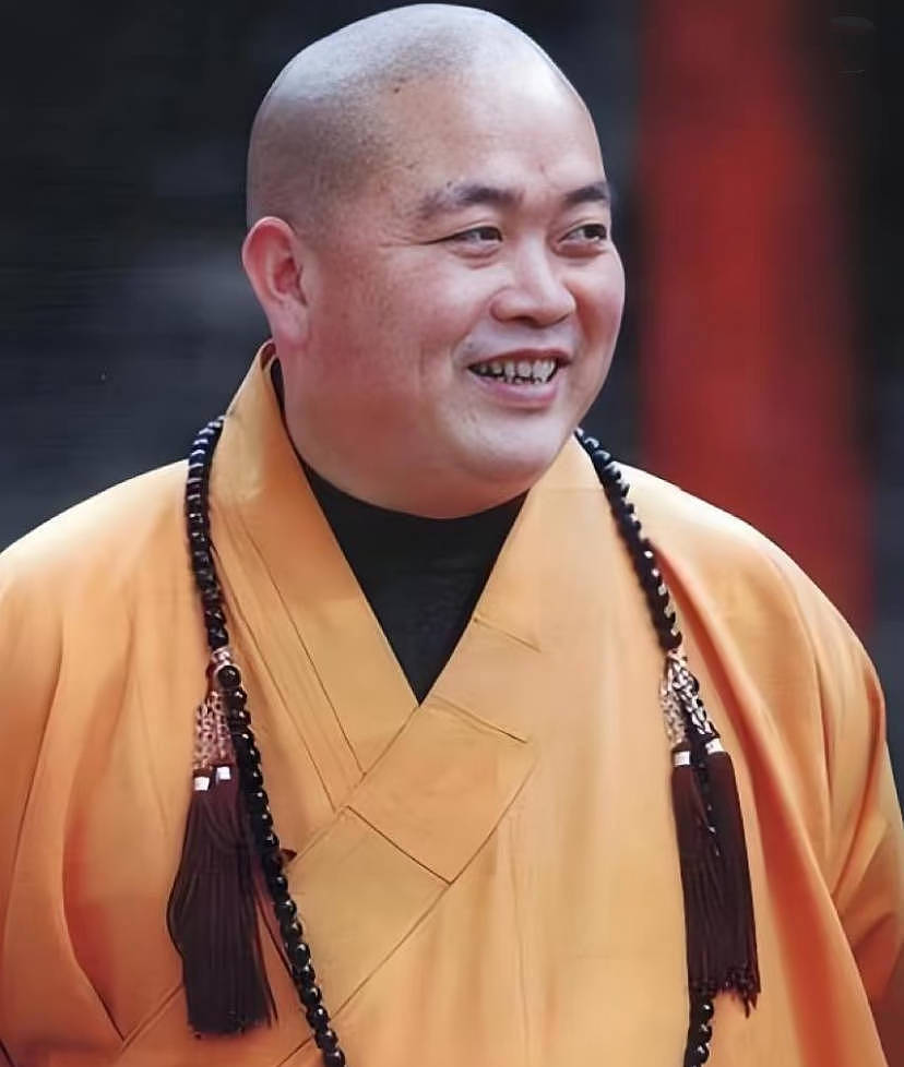 释永信出事前,释小龙现身画面曝光,在园区与他人休闲打电话聊天(组图) - 1