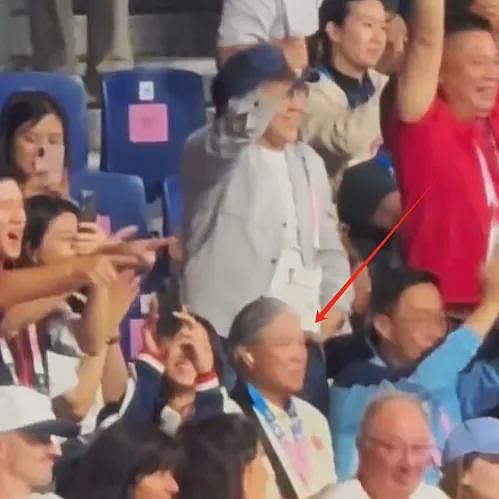 郭晶晶领奖站C位,老公和公公“护法”!豪门儿媳为啥她地位高?(组图) - 27