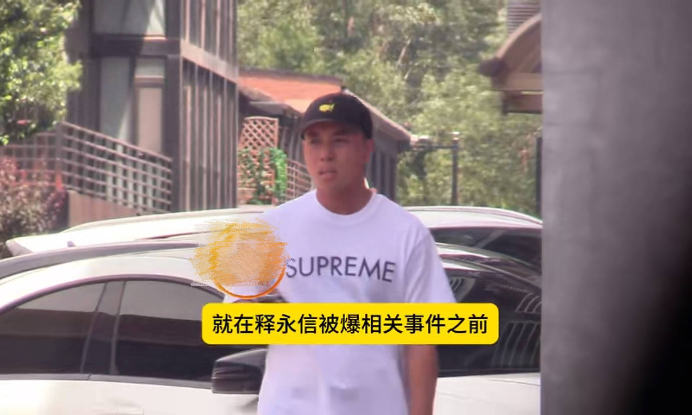 释永信出事前,释小龙现身画面曝光,在园区与他人休闲打电话聊天(组图) - 3