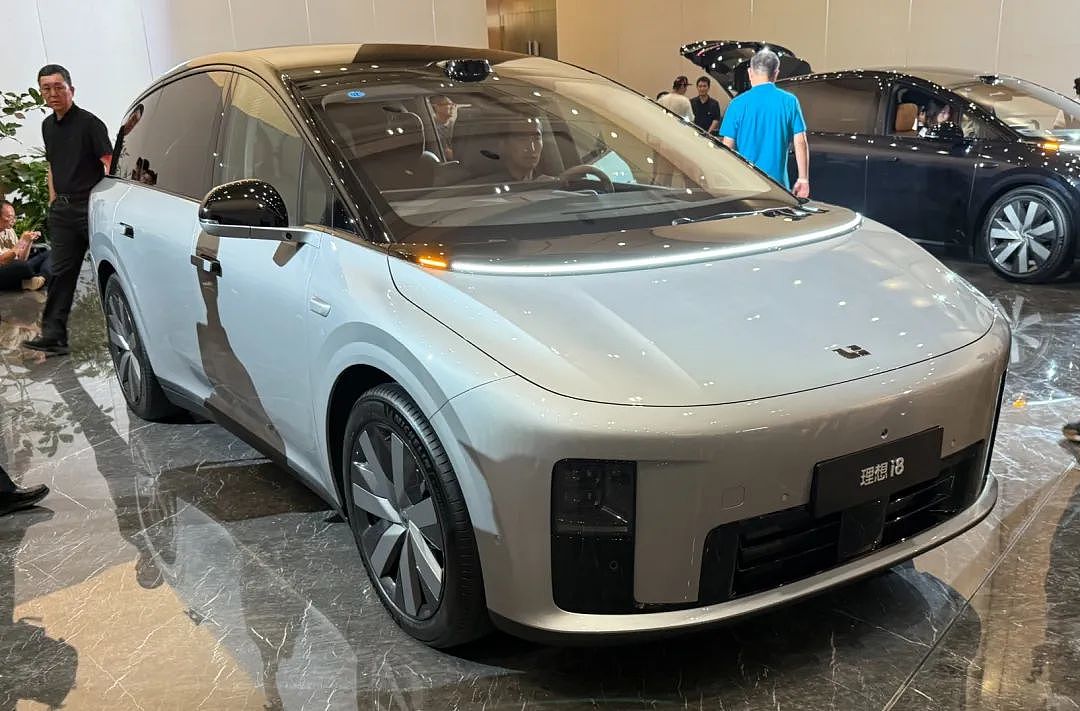 理想首款纯电SUV上市,i8价格公布:32.18万元起!李想:这给了预算不够但喜欢MEGA的用户一个选择(组图) - 6